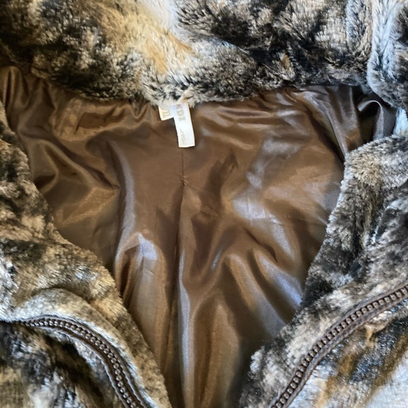 Lindi Animal Print Faux-fur Cape - Picture 4 of 16